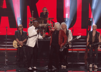 C1609005 Def Leppard Performs Pour Some Sugar On Me At The America Got Talent Live Shows_part2