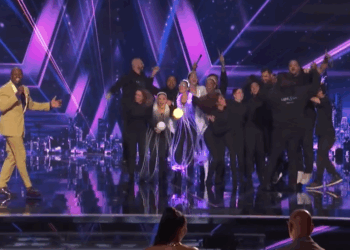 C1609013 LightWire Lights Up The Quarterfinals With a Mesmerising Glow-In-The-Dark Dance Act_part2