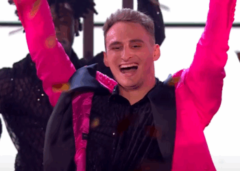 C2209003 Jannick Holste brings some glitz magic to Semi Final_part2