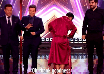 C2209019 Akira hides his crown jewels in an extra cheeky performance_part2