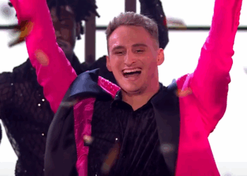 C2409006 Jannick Holste brings some glitz magic to Semi Final_part2