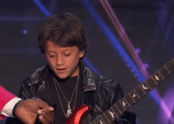 C0609002_10-Year-Old Bay Melnick Virgolino Brings The House Down With I Love Rock nRoll_part2