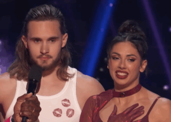 C0609007_Duo Stardust Creates An Unforgettable Spectacle While Flying High In The Air_part2