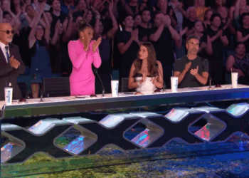 C0609009_Jonglissimo Creates A Happy Explosion Of Color With Their Glow-In-The-Dark Juggling Act_part2