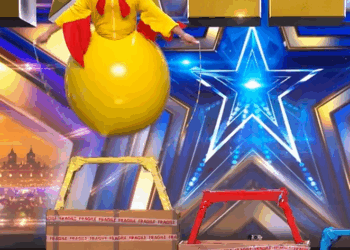 C0710012_Allan Swan attempts brilliantly baffling obstacle course dressed as chicken_part2