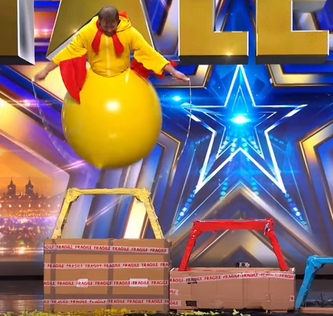 C0710012_Allan Swan attempts brilliantly baffling obstacle course dressed as chicken_part2