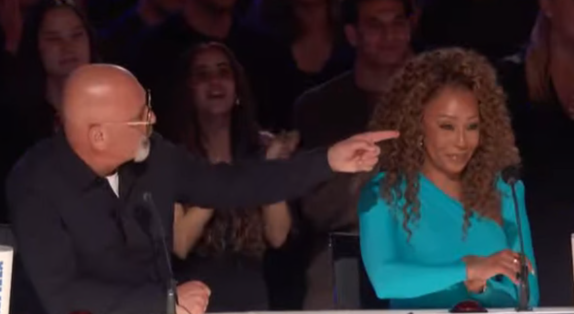 C2910002 Simon Cowell Gives GOLDEN BUZZER to Light Wire Most STUNNING Act! Auditions AGT part2