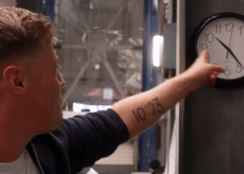 C1711006_Scream if you wanna go faster! Harry Moulding does magic reveal on rollercoaster_part2