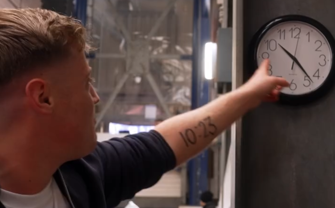 C1711006_Scream if you wanna go faster! Harry Moulding does magic reveal on rollercoaster_part2