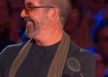 C1711008_Dinosaurs Perform Rock on BGT_part2