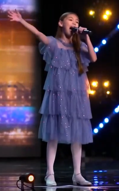 C1711015_Year Old Elizabeth Lyons receives Standing Ovation _part2