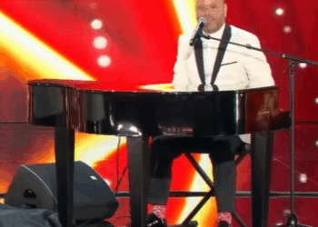 C1811001_Hilarious Duo Improvise On Stage!_part2