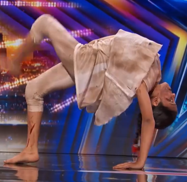 C1911002_CREEPY Contortion Act Will FREAK You Out!_part2