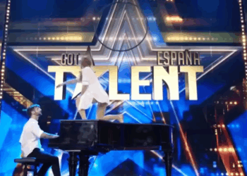 C2511019_Couple Combine Piano Acrobatics in Beautiful Performance!_part2
