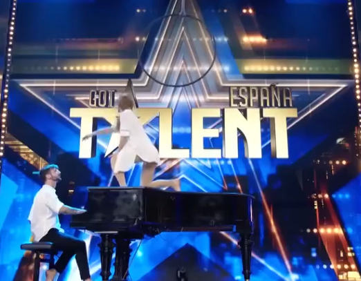 C2511019_Couple Combine Piano Acrobatics in Beautiful Performance!_part2
