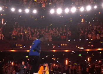 C2711009_Simon Cowell gives Comedian Axel Blake his Golden Buzzer Auditions BGT_part2