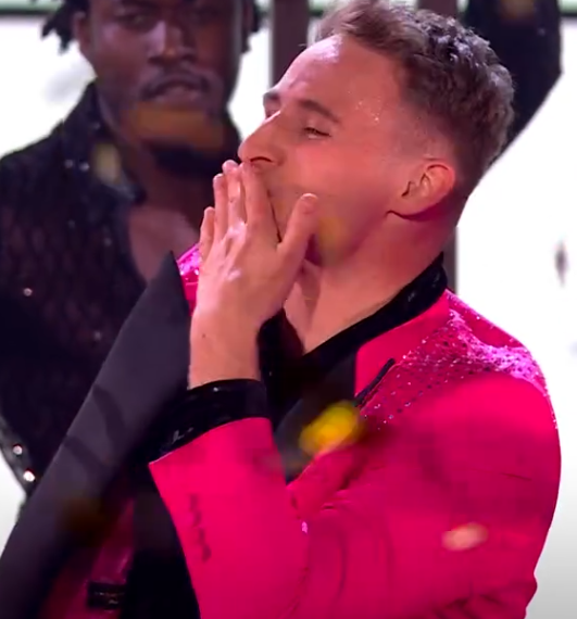 C0311010_Jannick Holste brings some glitz magic to Semi Final_part2