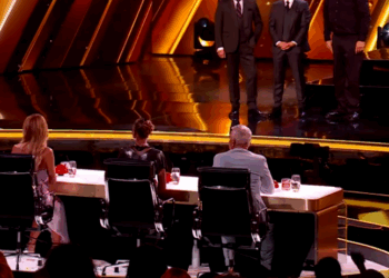 C0311015_John Pierce has audience in palm of his hand emotional Susan Boyle ballad_part2