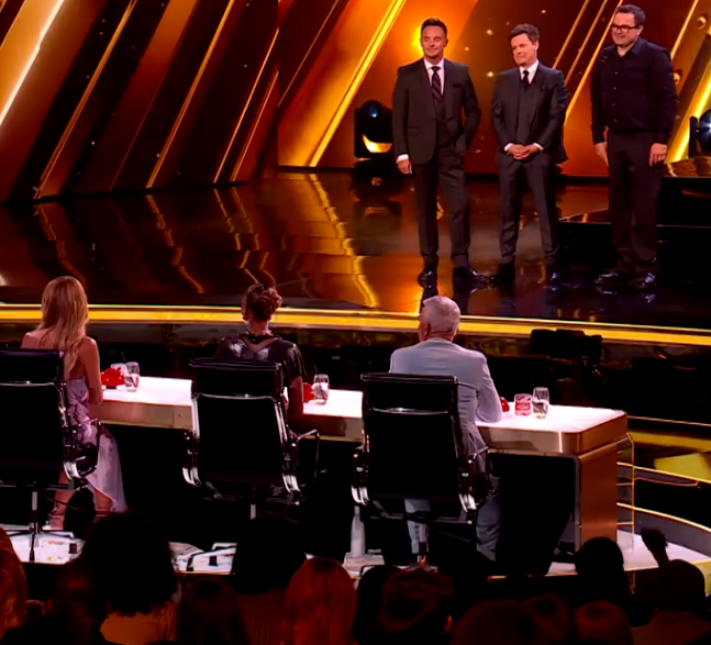 C0311015_John Pierce has audience in palm of his hand emotional Susan Boyle ballad_part2