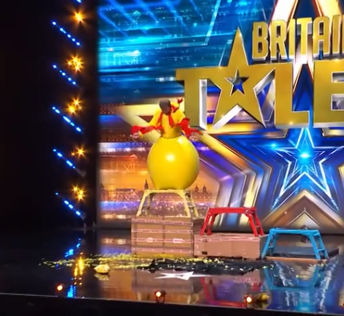 C0611001_Allan Swan attempts wonderfully wacky obstacle course while in giant balloon!_part2