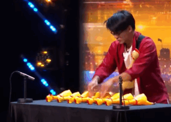 C0611013_Papi performs Queen songs musical rubber chickens_part2