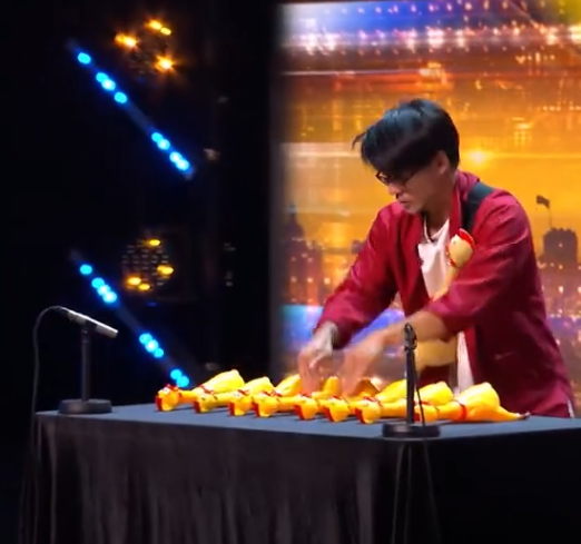 C0611013_Papi performs Queen songs musical rubber chickens_part2