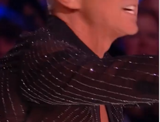 C1712018_Sven Smith rocks out iconic air guitar medley_part2