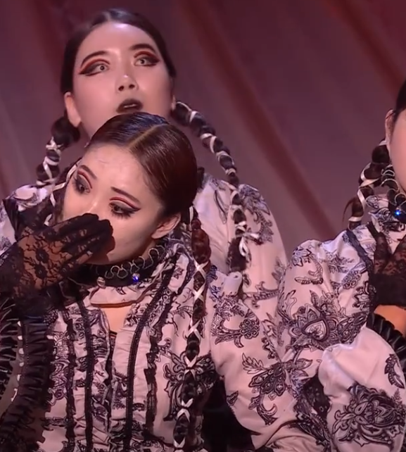 C2012004_Creepy dance troupe IDOLLS inject some spooks into Semi Final_part2