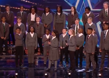 C0412002_Simon Cowell surprises school kids one epic audition _part2