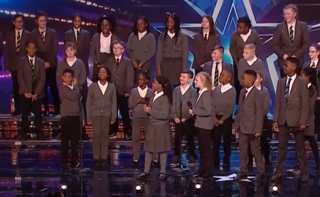 C0412002_Simon Cowell surprises school kids one epic audition _part2