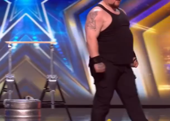 C2612005_Steve Titan shows off his superhero strength_part2