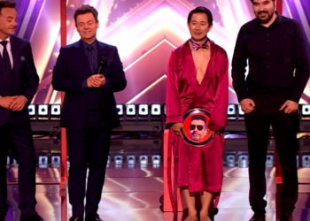 C3012004_Akira bares all in extra cheeky act!_part2