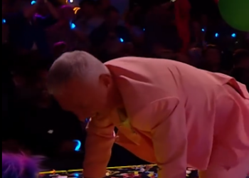 C0612005_Troll Dancers COLOURFUL performance gets MESSY!_part2