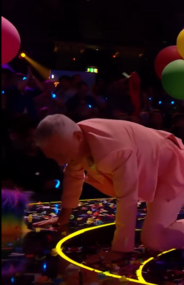 C0612005_Troll Dancers COLOURFUL performance gets MESSY!_part2