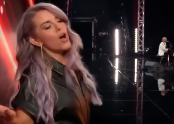 C0612008_Hilarious Duo Improvise On Stage!_part2