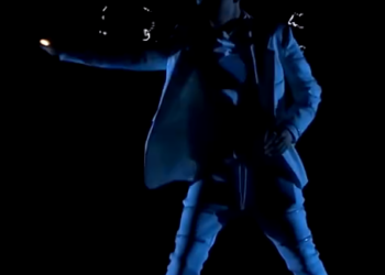 C1012011_Contestant PROPOSES During Grand Final Performance!_part2