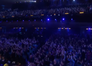 C1012019_Sam Huang SURPRISES Crowd Finger Magic! Quarterfinals AGT_part2