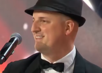 C0901001_Hilarious Duo Improvise On Stage!_part2