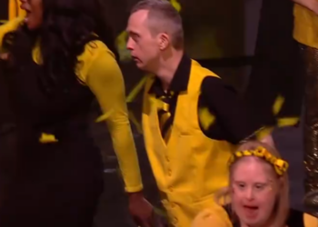 C0901014_Electric Umbrella put cheesy grin on all our faces uplifting_part2