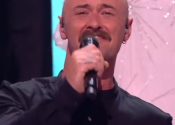 C0701008_Post Office choir Hear Our Voice stand up to adversity emotional performance_part2